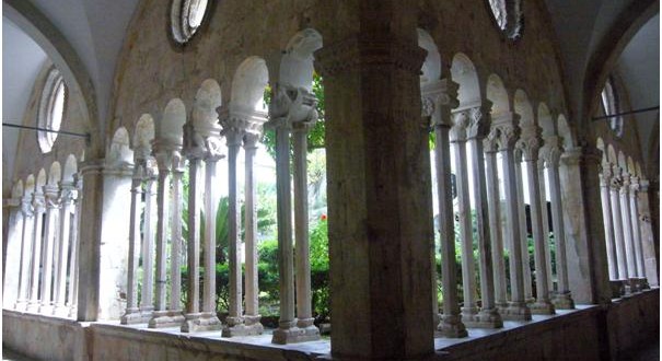 Exquisite symmetry of the columns in the Rector’s palace